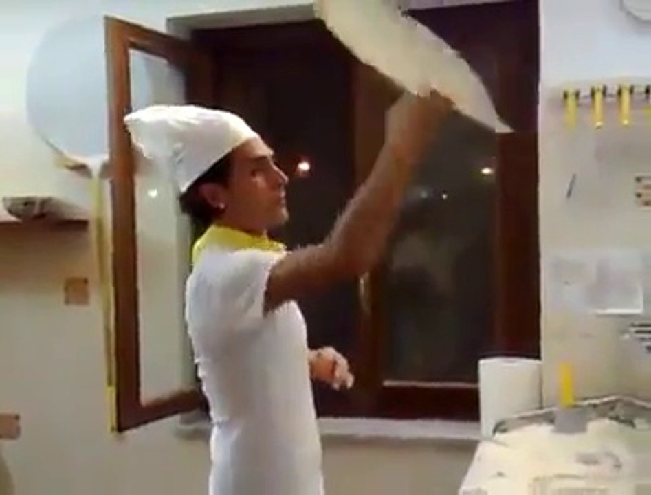 OMG! This Man Is so Fast in Making Pizza