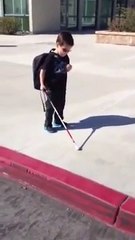 Un enfant de 4 ans complètement aveugle traverse la route seul pour la première fois!
