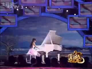 Girl play piano with no finger on one hand