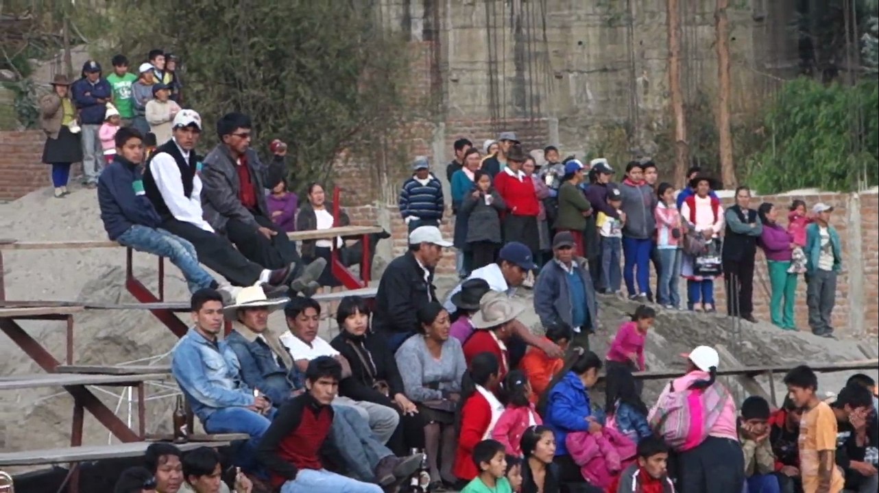 Perou- Huaraz: Public et taureau en direct de la corrida!