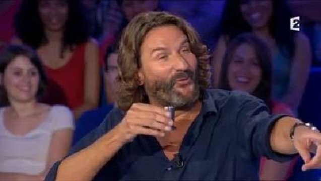 On n'est pas couché : face aux critiques de Léa Salamé, Frédéric Beigbeder boit de l'alcool