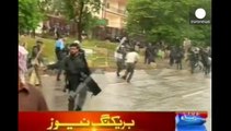 Un grupo de opositores irrumpe momentáneamente en la televisión pública de Pakistán
