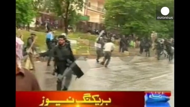 Un grupo de opositores irrumpe momentáneamente en la televisión pública de Pakistán