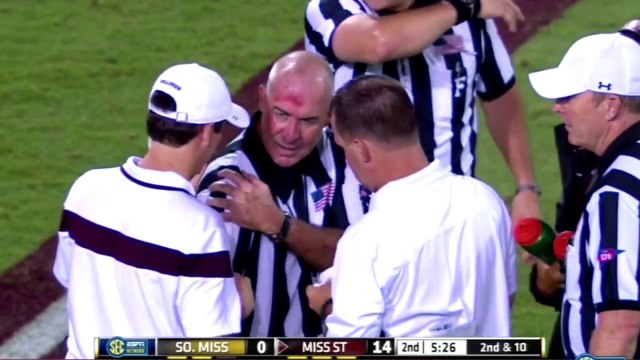 Árbitro leva a pior em jogo de futebol americano