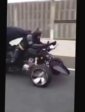 Misterioso motorista disfrazado de Batman causa sensación en Japón