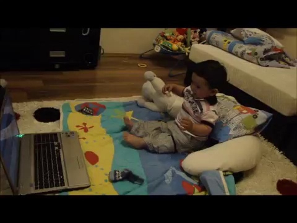 Ayağıyla Yılan Dansı Yapan Bebek