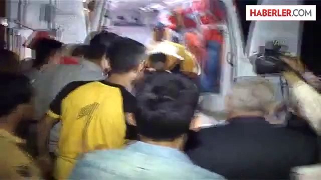 Düğünde Patlatılan Havai Fişek 2 Kişiyi Yaraladı