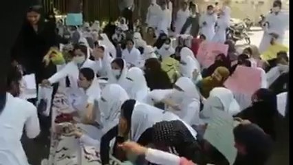 Télécharger la video: Doctors & Nurses Using Harsh Words For Nawaz Sharif In Protest