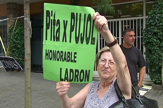Pancartas y pitidos ante la casa de Pujol