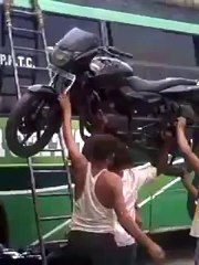 Çift katlı otobüsün üstüne Motosikleti kafasında taşıdı