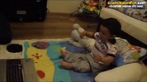 Ayağıyla Yılan Dansı Yapan Bebek