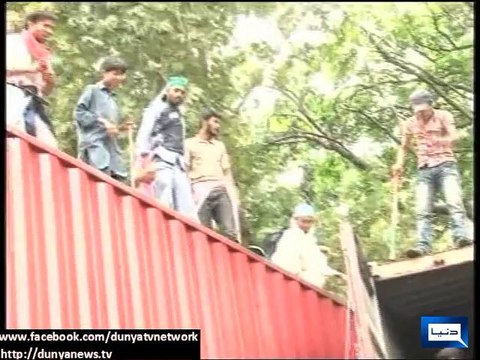 Dunya News- Anti Government protesters remove containers at PTV chowk