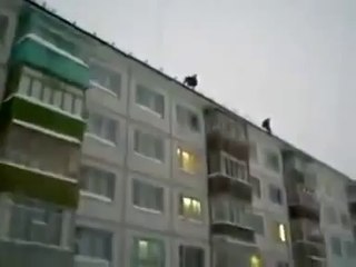 Binanın Çatısından Kar üstüne Atlayan Çılgınlar