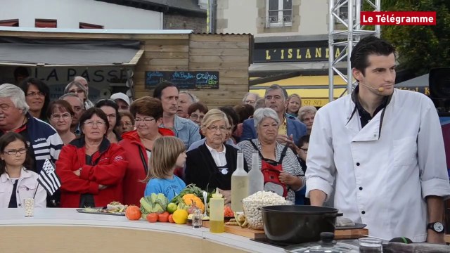 Paimpol. Midi en France : à table et avec le sourire sur le port