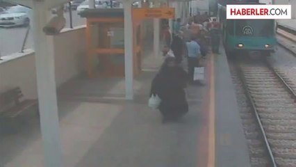 Raylara Düşen Kişinin Yaşadığı Ölüm Tehlikesi Güvenlik Kamerasında