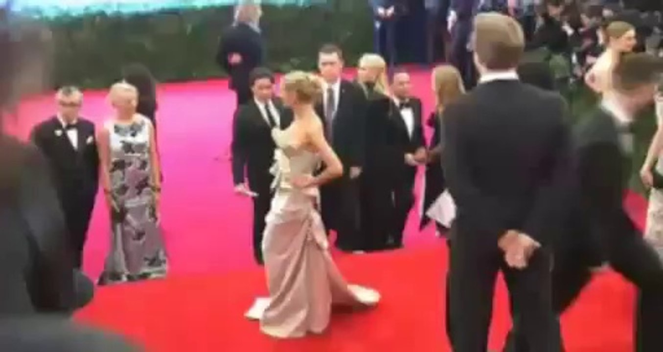 Anne Hathaway goes blond for punk-themed Met gala