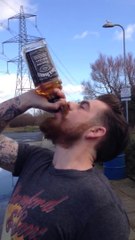 Une bouteille de Jack Daniel's cul sec