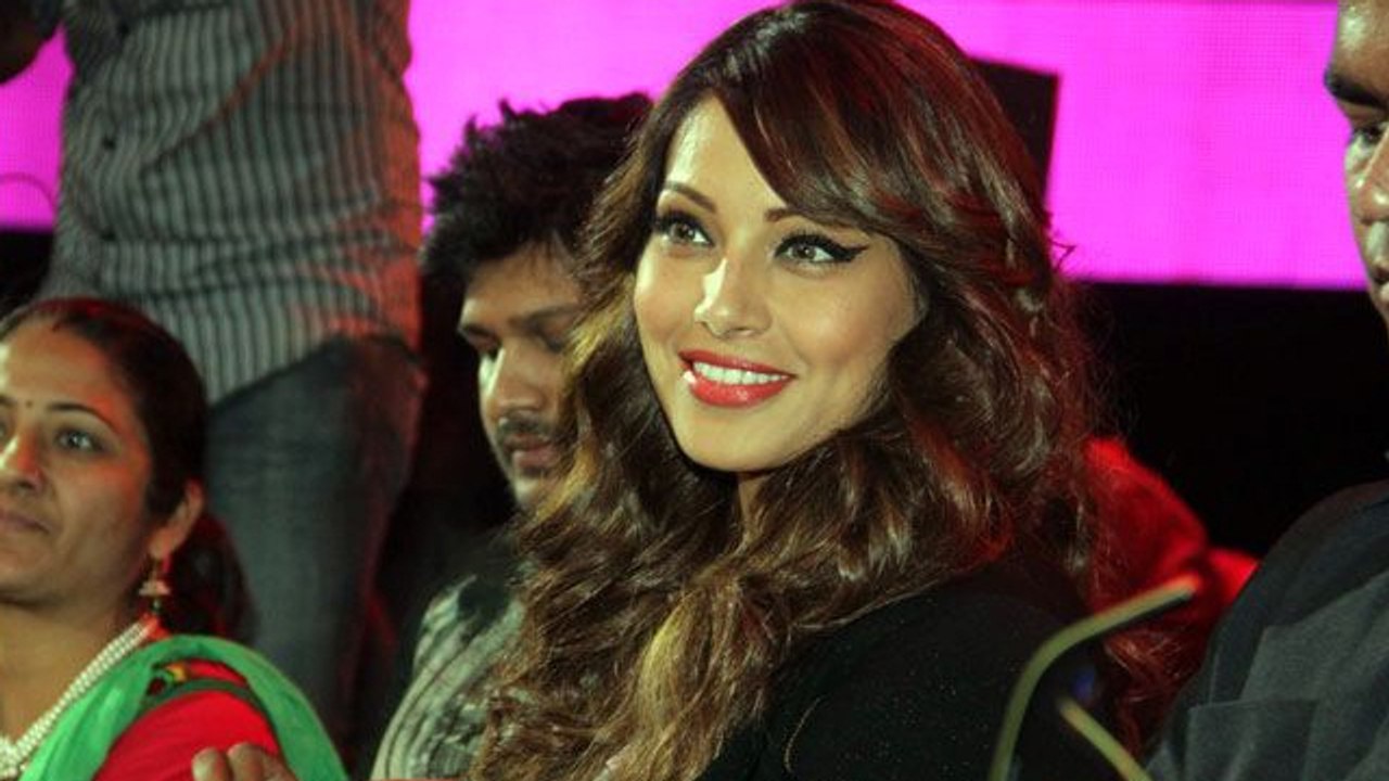 Bipasha Basu Promotes Creature 3D On The Sets Of RAW Stars !
