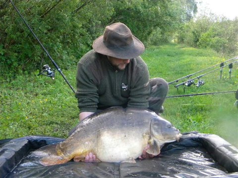 pêche de la carpe dans le canal de la somme en mai 2014