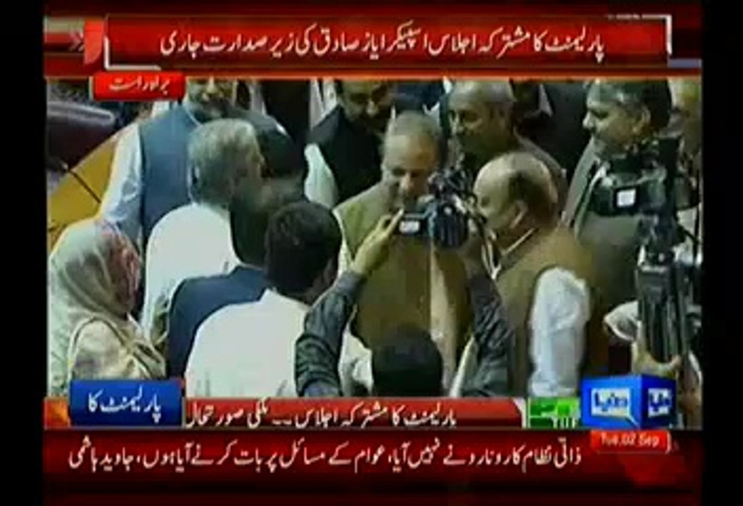 Javed Hashmi Hugs & Greets PM Nawaz Sharif After Resigning From NA