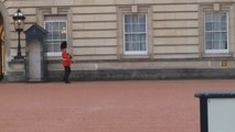 Buckingham Palace pirouetting guard shows off his funky dance moves