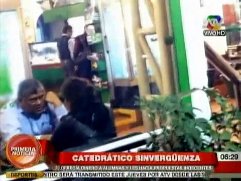 Catedrático ofrecía dinero a alumnas por mantener relaciones