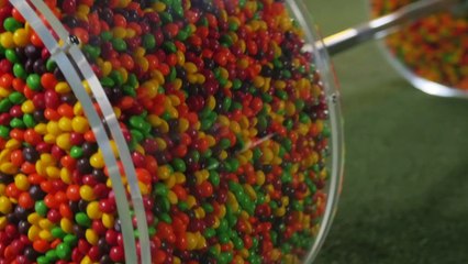Pub - Marshawn Lynch se motive aux Skittles