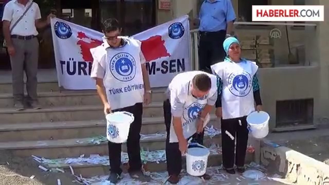 Milli Eğitim Müdürlüğü önünde eylem