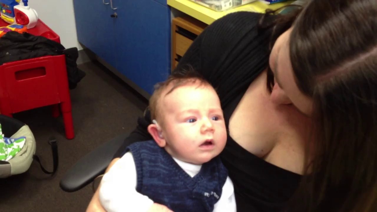 Réaction d'un bébé sourd qui entend pour la première fois