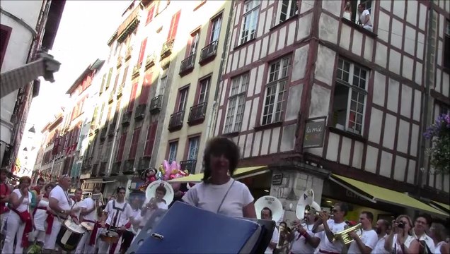 Chanson la vache jouée par une banda à Bayonne 2014 devant Filip la vachette