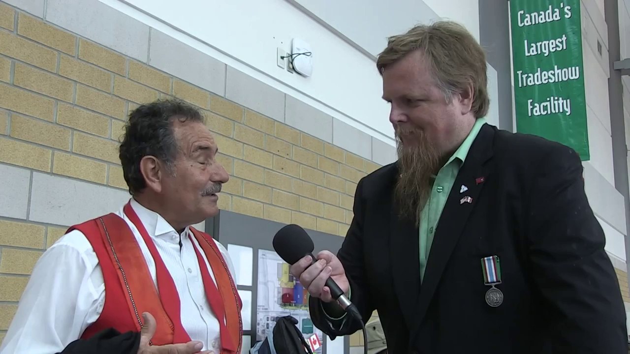 Tino Wallenda from The Flying Wallendas at CNE 93rd Warriors Day Parade chatting with Sided Notes