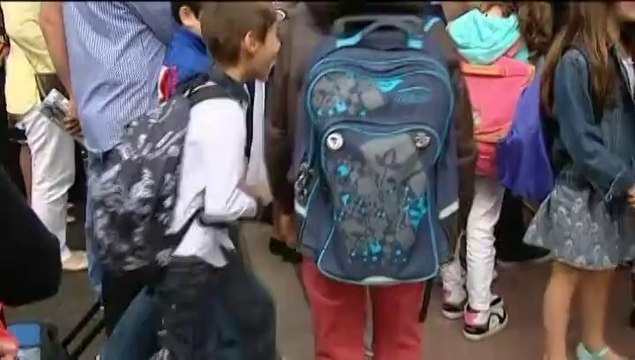 Puteaux : les parents réagissent aux cartables bleus et roses offerts aux enfants par la mairie