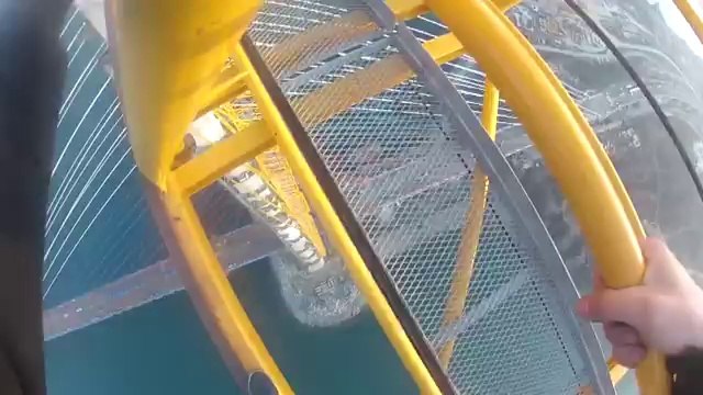 Jovens escalam uma das torres mais altas da Europa para fazer filmagem