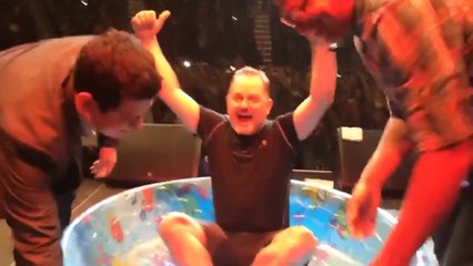 Cubetazo de hielo de Marcos Witt en pleno culto