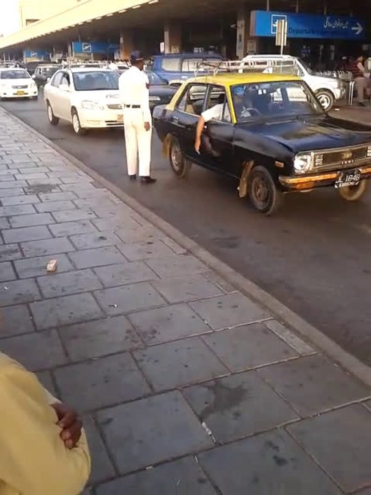 Pakistan Traffic Police Collecting Bribes (Rishwat) [Exclusive Video]