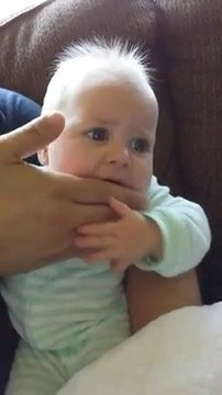 Bébé fait des bruits en jouant avec papa!