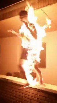 Un ado débile se met en feu : Fire Bucket Challenge