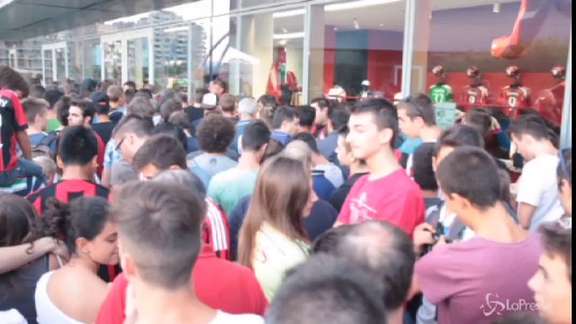 Calcio, tifosi tutti in fila per vedere Torres : è la maglia numero 9 del Milan