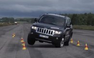 Jeep Grand Cherokee geyik testinde fena çuvalladı