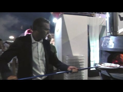 Napoli - Pizza Village sul Lungomare, De Magistris infornatore (03.09.14)