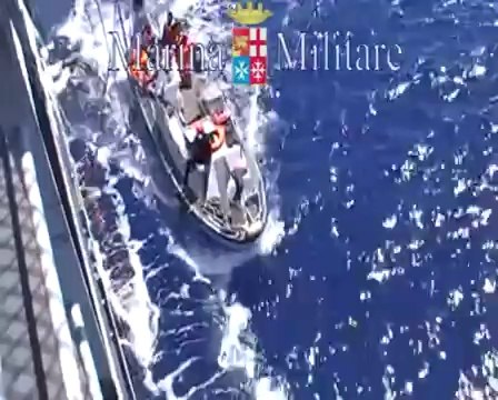 Sicilia - Migranti soccorsi dalla nave Euro della Marina militare -3- (01.09.14)