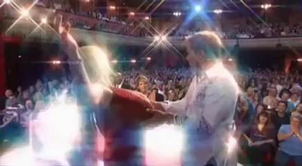 Yarışmacı kadının devasa göğüsleriyle yaptıklarına inanamayacaksınız