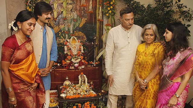 Vivek Oberoi With Family @ Ganpati Visarjan 2014 !