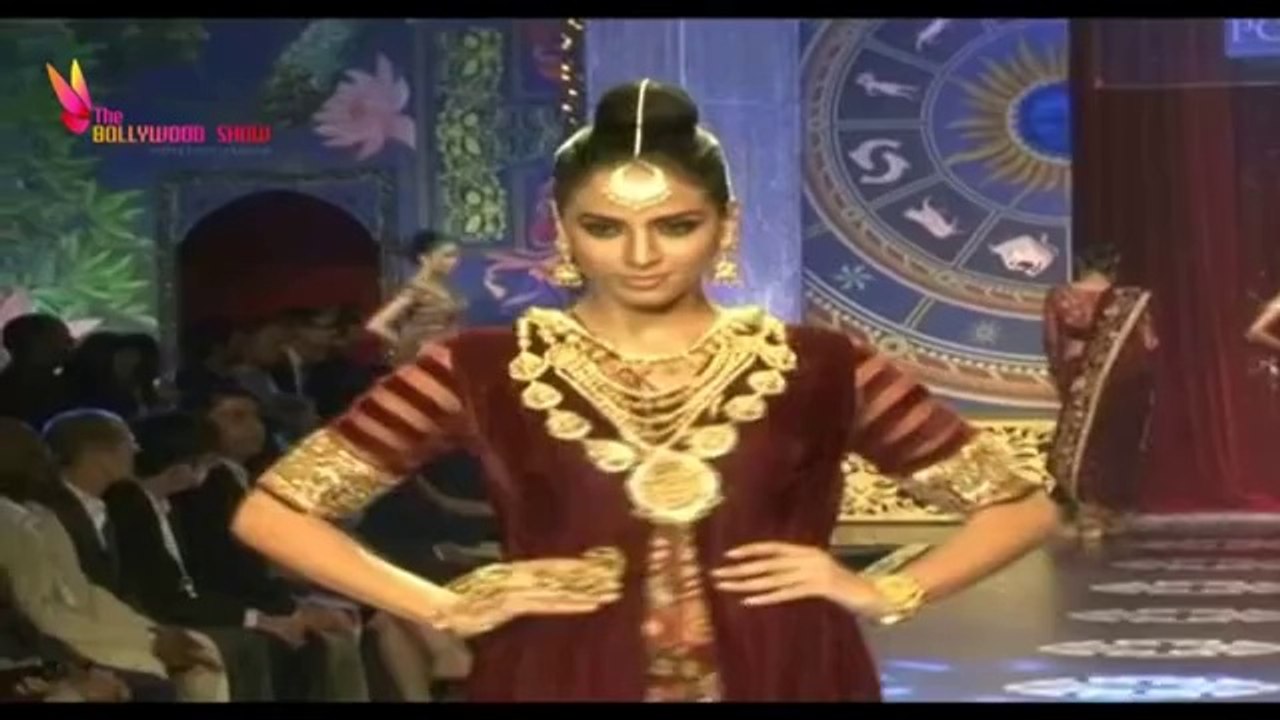 Stunning Bipasha Basu Dazzle on Ramp  IIJW 2014 Grand Finale