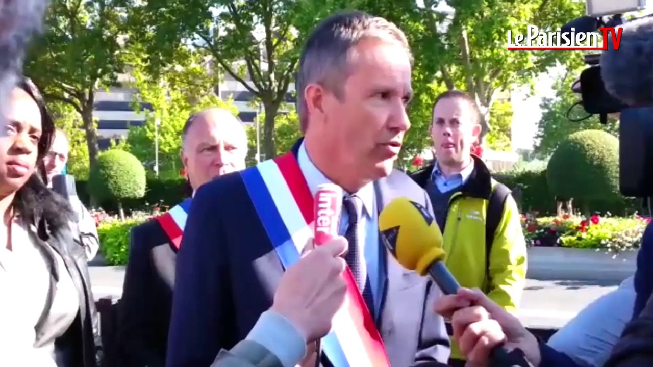 Rythmes scolaires : Dupont-Aignan manifeste aux côtés des maires de l'Essonne