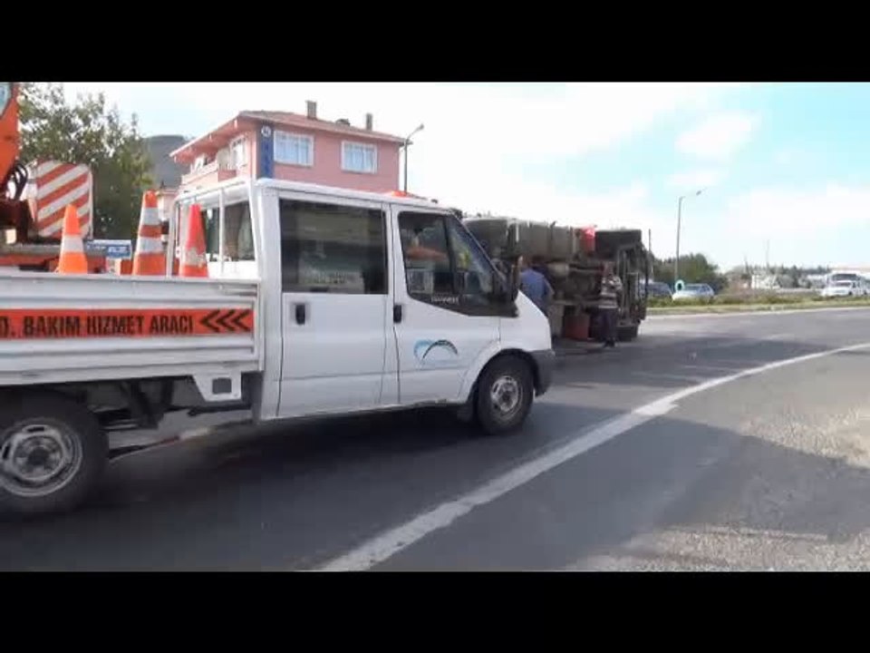 Viraja hızlı giren tır devrildi