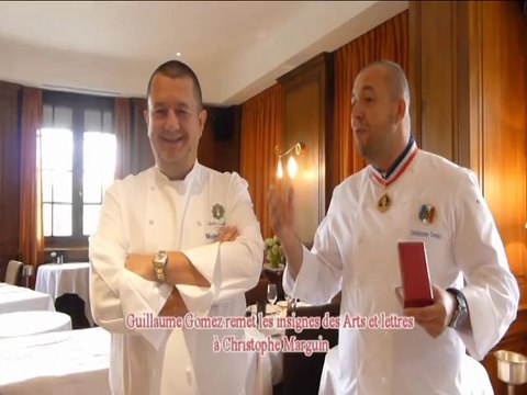 Guillaume Gomez, le chef de l’Elysée, décore Christophe Marguin des insignes de Chevalier des Arts et Lettres