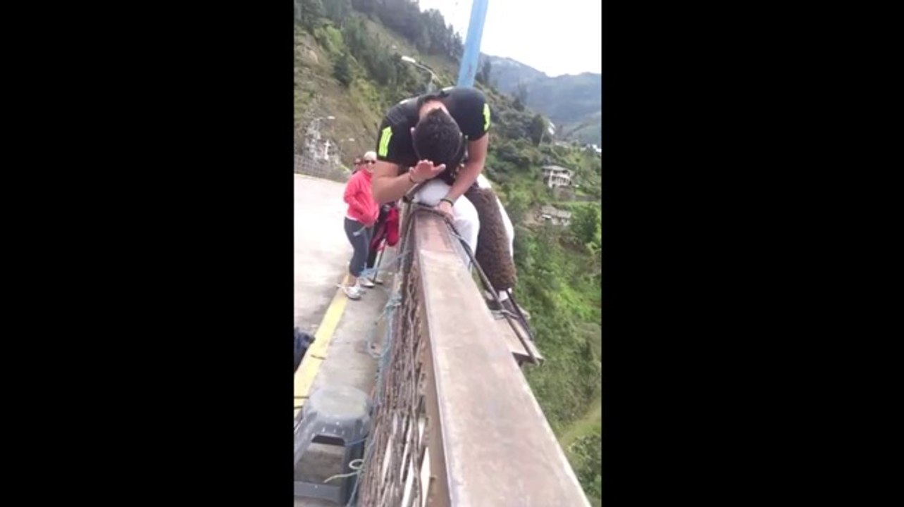 Anxieux face au saut à l'élastique, il s'accroche aux cheveux du moniteur au moment de sauter !