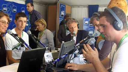 Nelson Monfort avec Anthony, cavalier non voyant, et Mathieu pour l'association EESV