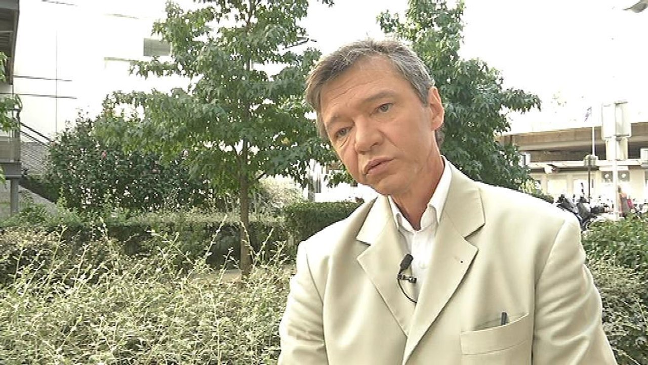 L'image de Hollande écornée par le livre de Trierweiler?